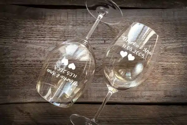 Vinske čaše za parove s imenima mladenaca 1 čaše za parove s graviranim imenima