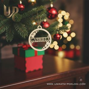 božićne kuglice s imenom i kutijom