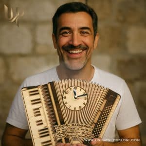 Personalizirani drveni sat Harmonika 7 Poklon za harmonikaše