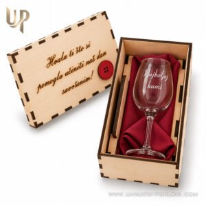 Personalizirani drveni set sa čašom - Poklon za kumu - DUGME - Unikatni pokloni Poklon za kumu Personalizirani pokloni za kumu