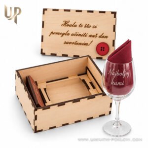 Personalizirani drveni set sa čašom - Poklon za kumu - DUGME - Unikatni pokloni Poklon za kumu na svadbi Personalizirani pokloni za kumu