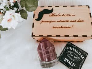 Personalizirani drveni set sa čašom - Poklon za kuma - BRKOVI 18 poklon za kuma