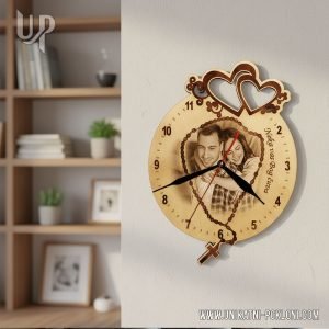 zidni sat sa slikom i krunicom
