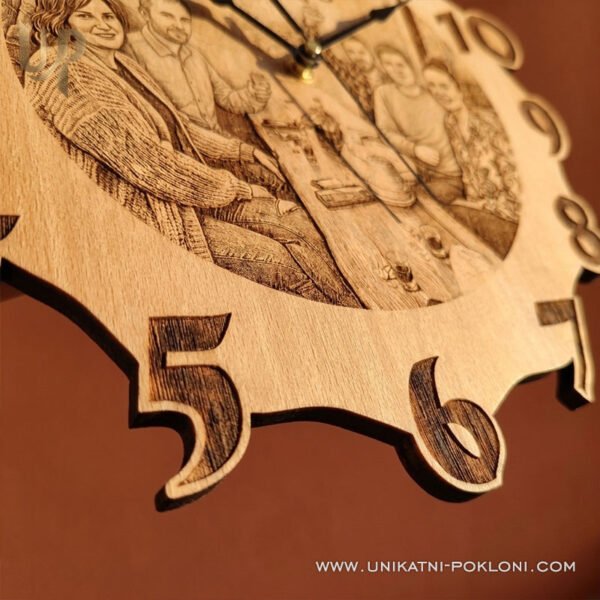 Personalizirani drveni sat - Reverse - Unikatni pokloni Originalan i unikatan poklon za kreativne i originalne ljude