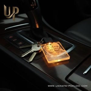 Personalizirani privjesak sa slikom i tekstom - Tata vozi polako 15 LED privjesak sa slikom