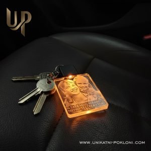 Personalizirani privjesak sa slikom i tekstom - Tata vozi polako 12 LED privjesci sa slikom