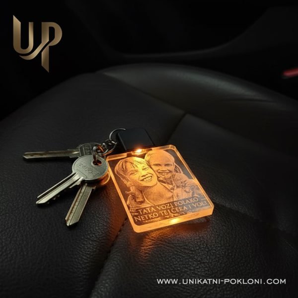 Personalizirani privjesak sa slikom i tekstom - Tata vozi polako 2 LED privjesci sa slikom