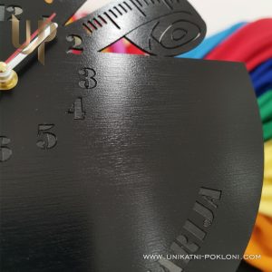 Personalizirani drveni sat - Sat krojački salon - Slika 9
