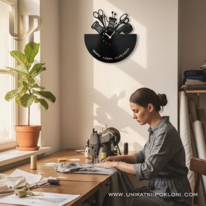 Personalizirani drveni sat - Sat krojački salon - Slika 3