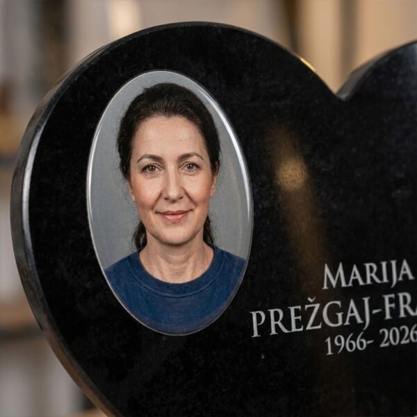 Granitna nadgrobna ploča u obliku srca - SA SLIKOM U BOJI I GRAVUROM TEKSTA - Unikatni pokloni Grobne ploče u obliku srca
