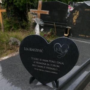 Elegantna crna granitna ploča sa stalakom