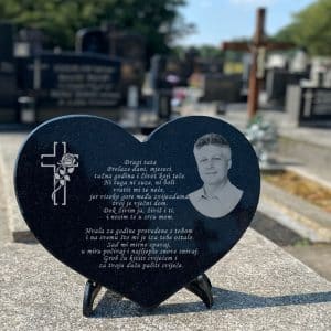 Granitna nadgrobna ploča u obliku srca s personaliziranim tekstom