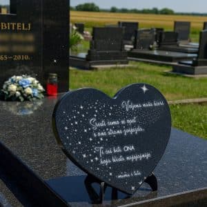 Grobna-ploča-u-obliku-srca