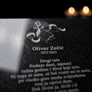 Granitna spomen ploča dimenzije 40 x 40 cm SA GRAVUROM TEKSTA - Unikatni pokloni Granitna spomen ploča dimenzije 40 x 40 cm SA GRAVUROM TEKSTA - Slika 11