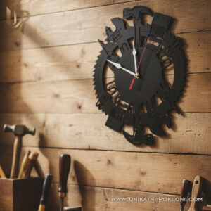 Personalizirani drveni sat za majstore "Zlatne ruke" - Personalizirani drveni sat za radionicu 13 Zlatne ruke - poklon za zanatliju