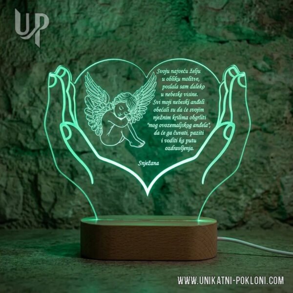Poklon za brzo ozdravljenje – personalizirana LED lampa u obliku srca s anđelom, rukama i graviranom posvetom, zeleno LED osvjetljenje, drveno postolje