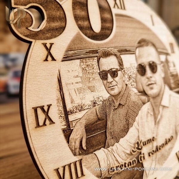 Poklon kumu za rođendan - personalizirani drveni sat sa slikom i posvetom 5 Originalan poklon za kuma - drveni zidni sat s graviranom fotografijom