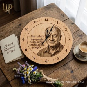 Personalizirani drveni sat za umirovljenika s fotografijom i tekstom po želji