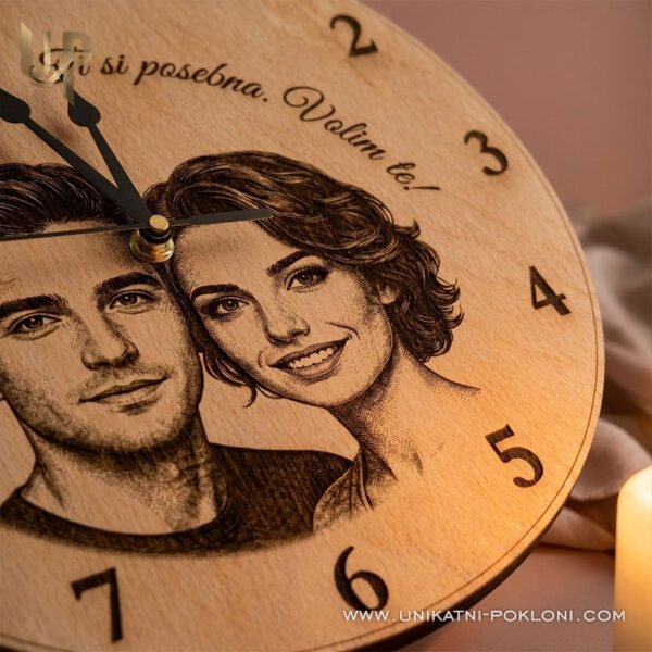 Poklon za nju - Personalizirani drveni sat sa slikom i posvetom 8 Personalizirani poklon za bolju polovicu - drveni zidni sat s graviranom fotografijom