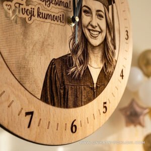 Personalizirani poklon za diplomu - drveni sat sa slikom i posvetom 21 Što pokloniti za završenu školu