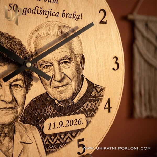 Poklon roditeljima za godišnjicu - personalizirani drveni sat sa slikom i posvetom 7 Personalizirani drveni sat za zlatni pir izrađen prema fotografiji