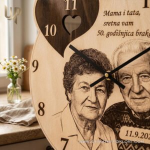 Poklon roditeljima za godišnjicu - personalizirani drveni sat sa slikom i posvetom 18 Poklon za roditelje za godišnjicu braka - drveni zidni sat s graviranom fotografijom