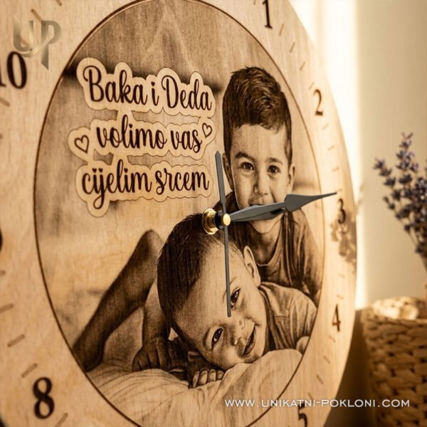 Poklon za baku i djeda - personalizirani drveni sat sa slikom i posvetom 8 Što pokloniti baki i djedu - personalizirani pokloni