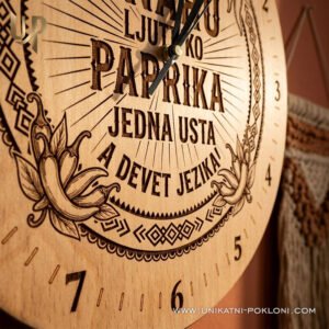 Poklon za snahu - Drveni sat s duhovitom posvetom - Unikatni pokloni Super poklon za snahu - personalizirani pokloni za snahu