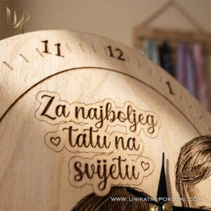 personalizirani drveni sat za tatu