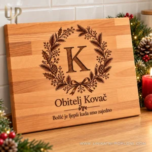 Personalizirana daska obitelji Kovač s inicijalom K u božićno uređenoj kuhinji