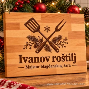 Personalizirana daska s natpisom Ivanov roštilj u božićno uređenoj kuhinji