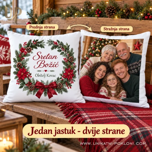 Božićni jastuk s vijencem i fotografijom obitelji Kovač u rustikalnoj vikendici, prikazane obje strane.
