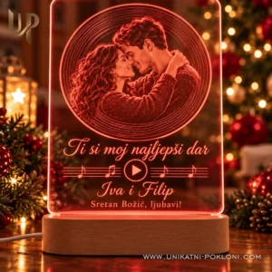 Crvena personalizirana lampa s fotografijom Ive i Filipa te porukom Ti si moj najljepši dar.