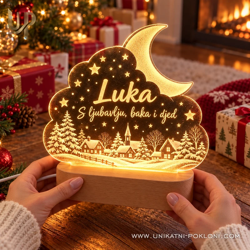 Božićna LED lampa sa zimskim selom - ime i posveta - Unikatni pokloni Žuta božićna LED lampa Luka s posvetom bake i djeda u rukama darivatelja.