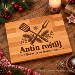 Personalizirana daska za roštilj - božićni poklon za majstora - Unikatni pokloni Antin roštilj na bukovoj dasci u blagdanskom ambijentu vikendice