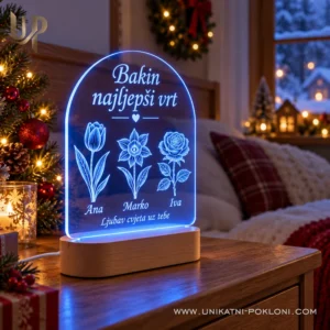 Plava lampa Bakin najljepši vrt s imenima Ivan, Marija i Tin na stoliću u božićnom ambijentu.