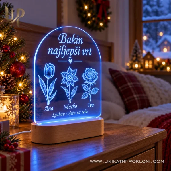 Plava lampa Bakin najljepši vrt s imenima Ivan, Marija i Tin na stoliću u božićnom ambijentu.