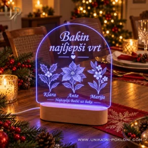 Ljubičasta LED lampa za baku s cvijećem, imenima Klara, Ante i Marija te božićnom posvetom.