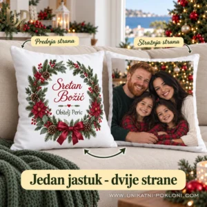 Bijeli obiteljski jastuk s božićnim natpisom i fotografijom na drugoj strani u zimskom dnevnom boravku.