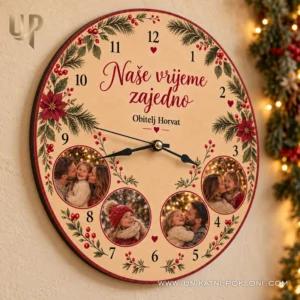 Personalizirani drveni sat s fotografijama - Naše vrijeme zajedno - Unikatni pokloni Detalj sata s fotografijama u okruglim poljima, crvenom posvetom i božićnim motivima.