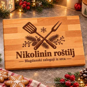 Personalizirana daska za roštilj - božićni poklon za majstora - Unikatni pokloni Personalizirana daska Nikolin roštilj uz božićne lampice i ukrase