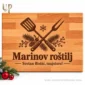 Frontalni prikaz daske Marinov roštilj na bijeloj pozadini s božićnim detaljima