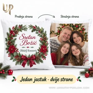 Bijeli božićni jastuk s prezimenom Knežević i obiteljskom fotografijom, dvije strane jednog jastuka na bijeloj pozadini.
