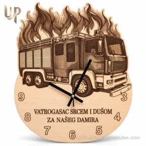 Drveni vatrogasni sat s gravurom kamiona, plamenom i posvetom Vatrogasac srcem i dušom za našeg Damira na bijeloj pozadini