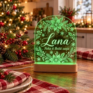 Božićna LED lampa s imenom i posvetom - Unikatni pokloni Zelena LED lampa s božićnim motivom na blagdanskom stolu
