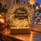 Žuto osvijetljena LED lampa za mamu s porukom Ti si naš dom i imenima Ema i Noa u božićnom ambijentu.