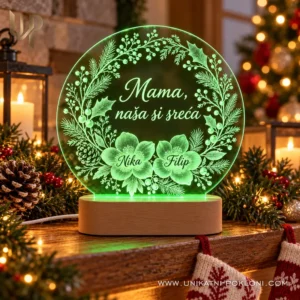 Božićna LED lampa za mamu - cvjetovi s imenima i posvetom - Unikatni pokloni Zeleno osvijetljena lampa s gravurom Mama, naša si sreća i imenima Nika i Filip uz kamin.