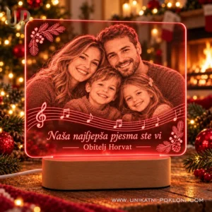 Crvena obiteljska LED lampa Horvat s fotografijom i notnim crtovljem uz božićne ukrase