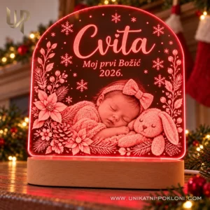 Detalj graviranog motiva bebe i imena Cvita u crvenom svjetlu