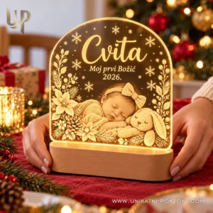 LED lampa Moj prvi Božić - personalizirani poklon za bebu - Unikatni pokloni Žuto osvijetljena božićna lampa s imenom Cvita u rukama